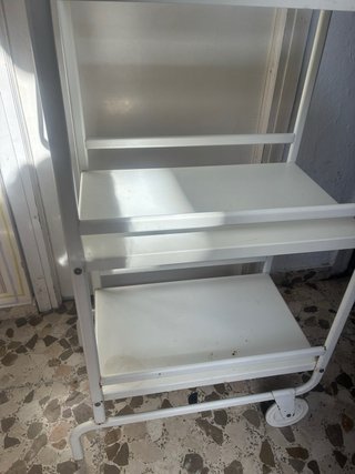 Estantería metálica con ruedas