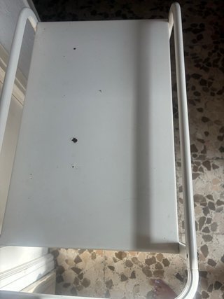 Estantería metálica con ruedas