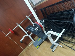 Banco de pesas con accesorios
