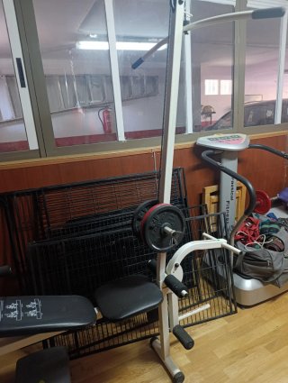 Banco de pesas con accesorios