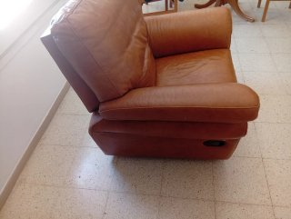 Sofá de piel marrón