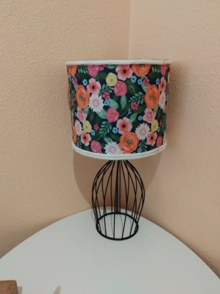 Lámpara de mesa floral sin usar
