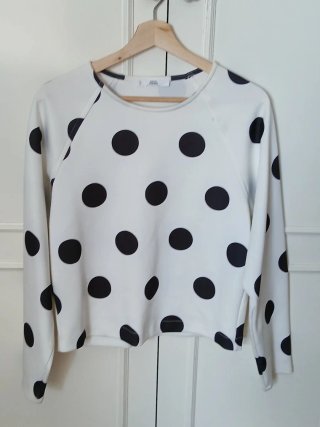 Sudadera lunares blanca y negra