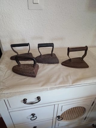 Planchas antiguas de hierro fundido.