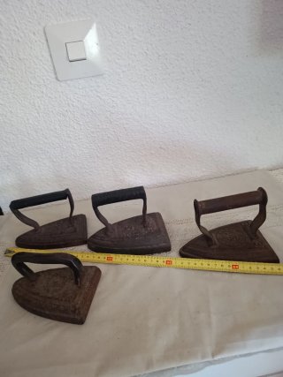 Planchas antiguas de hierro fundido.