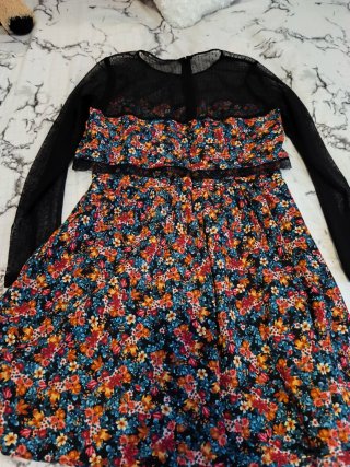 Vestido floral elegante negro manga larga