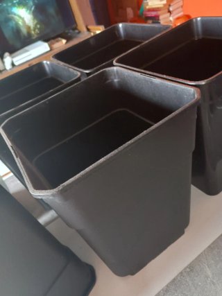 6 macetas negras de plástico