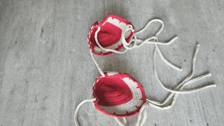 Costume uncinetto rosso e bianco