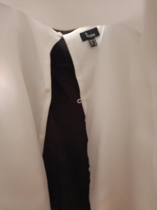 Vestido negro y top blanco