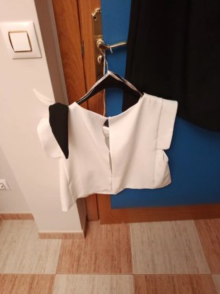 Vestido negro y top blanco