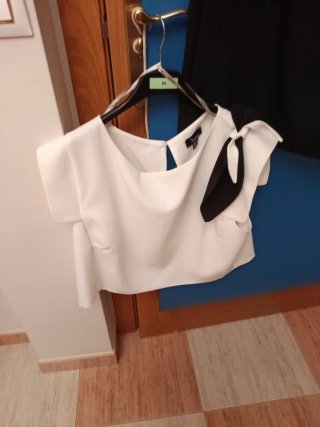Vestido negro y top blanco