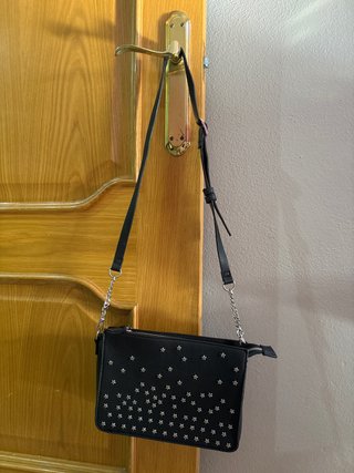 Bolso de mano negro con estrellas