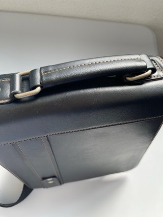 Bolso bandolera negro rígido