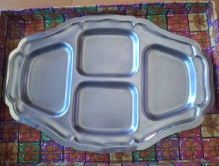 Bandeja metálica plateada con compartimentos