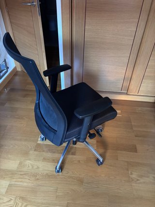 Silla de oficina ergonómica negra