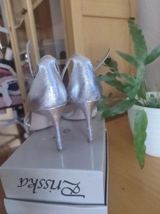 Zapatos de fiesta plateados