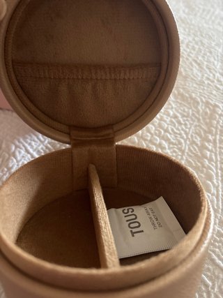 Joyero de viaje Tous marrón suave.