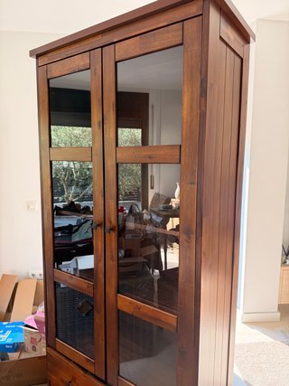 Mueble de salón de madera y cristal