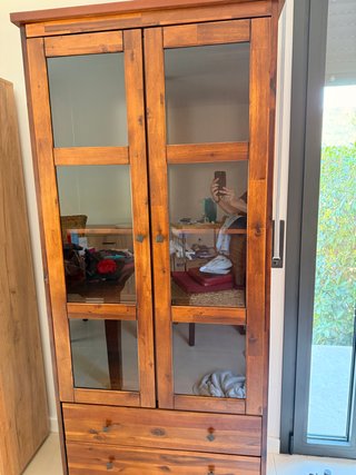 Mueble de salón de madera y cristal