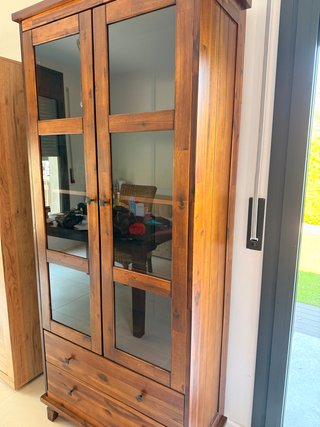 Mueble de salón de madera y cristal