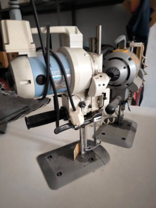 Se venden máquinas de coser, se escuchan ofertas