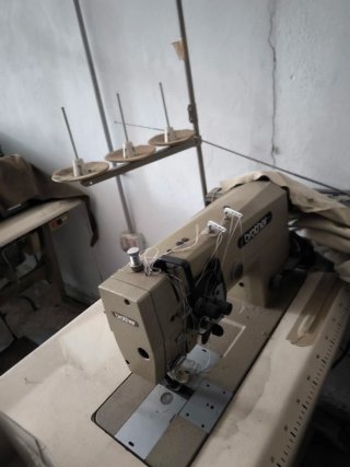 Se venden máquinas de coser, se escuchan ofertas