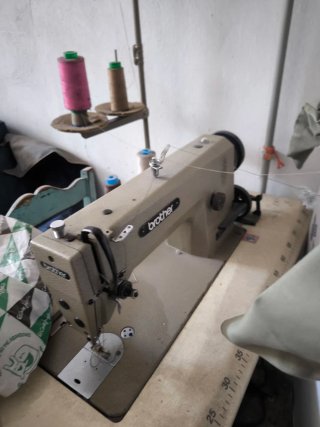 Se venden máquinas de coser, se escuchan ofertas