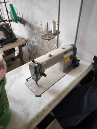 Se venden máquinas de coser, se escuchan ofertas