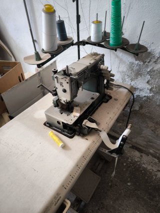 Se venden máquinas de coser, se escuchan ofertas