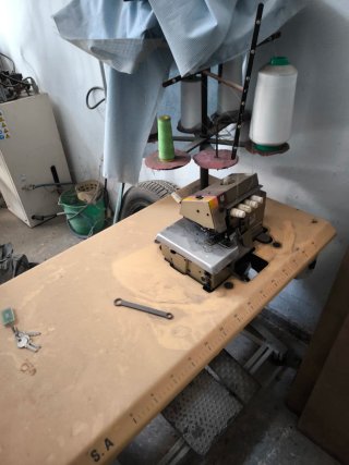 Se venden máquinas de coser, se escuchan ofertas