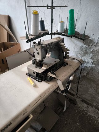 Se venden máquinas de coser, se escuchan ofertas