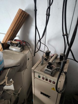 Se venden máquinas de coser, se escuchan ofertas