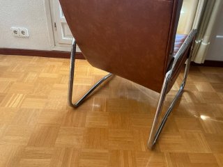 Sillón butaca moderno de cuero y metal
