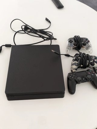 PS4 (PlayStation 4) Negra + 3 Mandos cable HDMI...