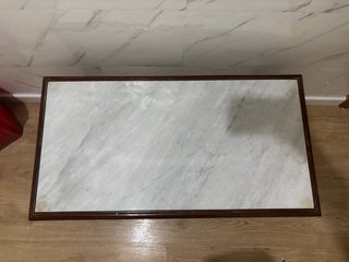 Mesa de madera y mármol
