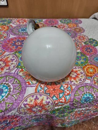 Lámpara colgante globo dorada y blanca