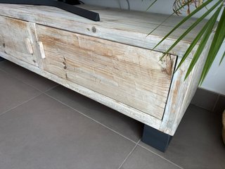Mueble TV madera rústica blanco y marrón.