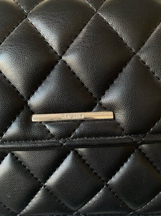 Bolso negro de fiesta con cadena