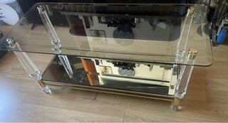 Mesa auxiliar cristal y metal dorada