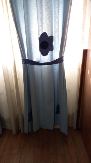 Tende per camera da letto con fiori blu