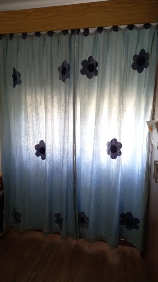 Tende per camera da letto con fiori blu