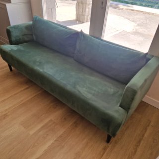 Sofá de terciopelo verde
