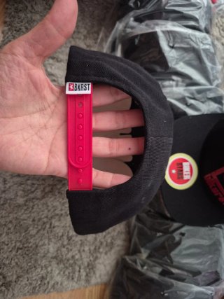 Lote 134 Gorras planas Negro Rojo