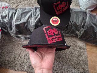 Lote 134 Gorras planas Negro Rojo