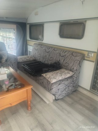 Se vende caravana instala en el camping la vera