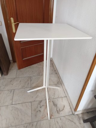 Mesa alta blanca