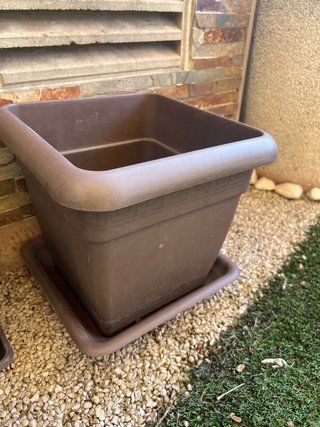 2 Maceteros: Jardinera y Maceta Marrones
