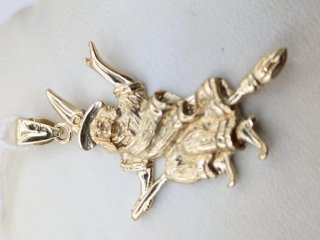 Colgante Bruja Escoba Oro 18k