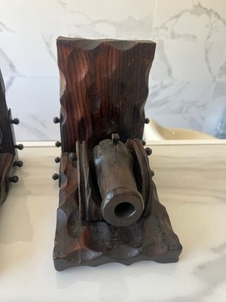 Coppia di Antichi Supporti per Libri in Legno con Design di Cannoni