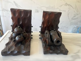 Coppia di Antichi Supporti per Libri in Legno con Design di Cannoni